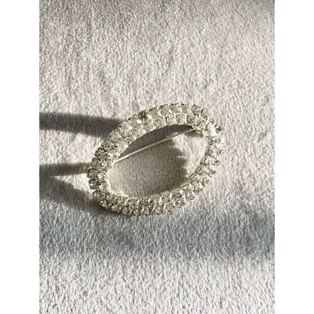 Sparkly double layer Rhinestone oval brooch ￼
